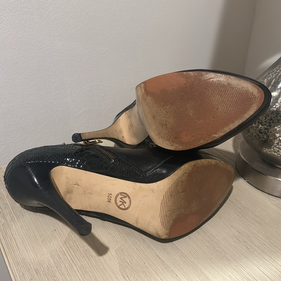 Michael Kors York booties size 10 black with black reptile on heel. Heel 5 in. - Picture 5 of 8